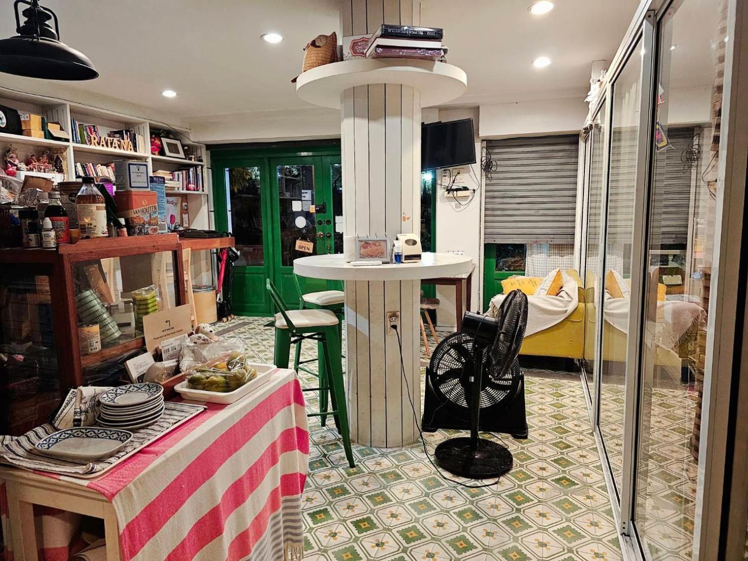 Ratana Boutique Hostel Банкок Екстериор снимка
