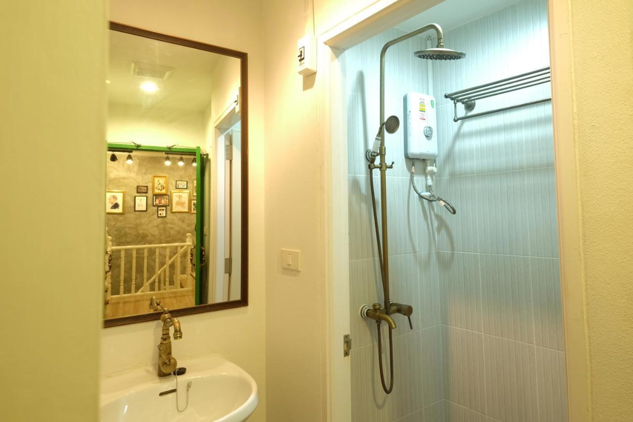 Ratana Boutique Hostel Банкок Екстериор снимка